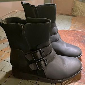 UGG waterproof leather MOTO boots / mid calf / wool lined / EUC
